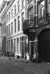 604272 Gezicht op de voorgevels van de huizen Oudegracht 345 (rechts) -hoger te Utrecht.